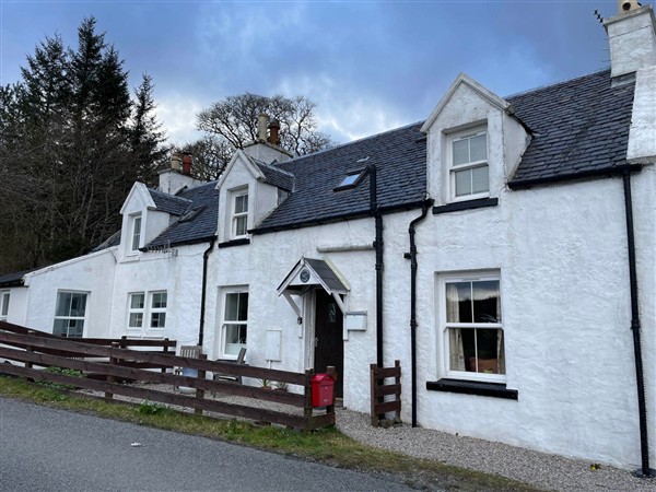 1 Keepers Cottage, Skeabost Bridge, Isle Of Skye in Isle Of Skye