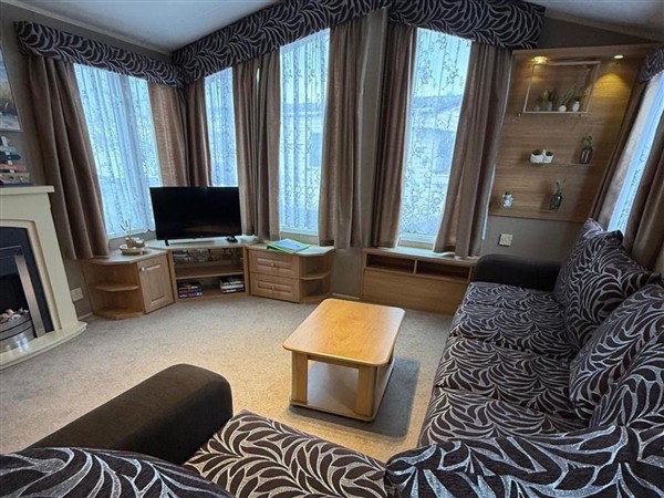 2-Bed Caravan, Sleeps 6 w/ Parking, No Pass Needed in Clwyd