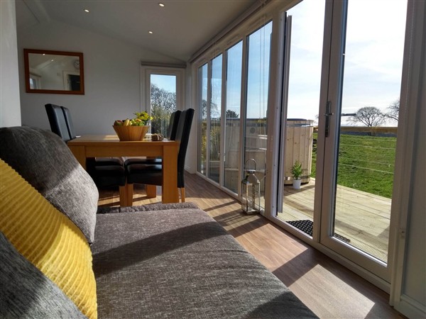 Cleeves Cabins 1, Ailsa Luxury Lodge with hot tub in Ayrshire