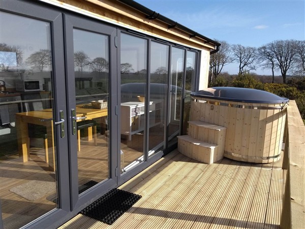 Cleeves Cabins 2, Arran Luxury Lodge with hot tub in Ayrshire