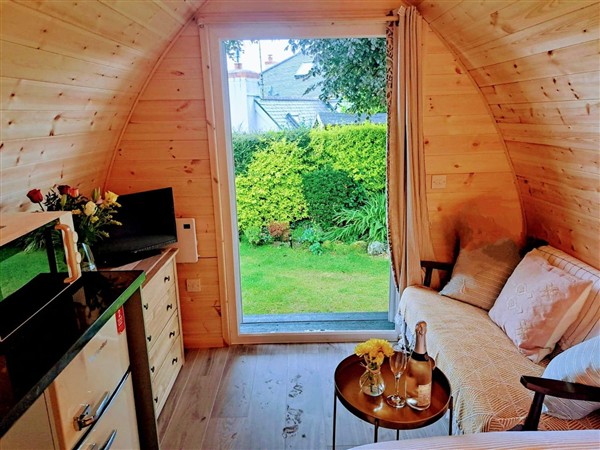 Peaceful pod with bay views, walk to 3 beaches in Cornwall