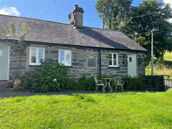 1 Bryn Ysgol in Gwynedd