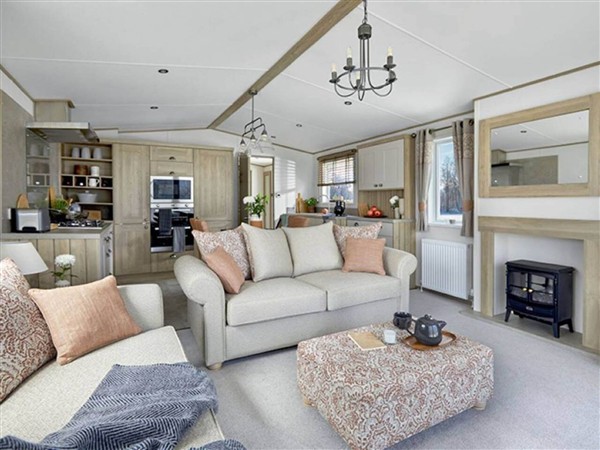 2 Bed Lodge Sleeps 4 - Pet Welcome - Fireplace in Gloucestershire