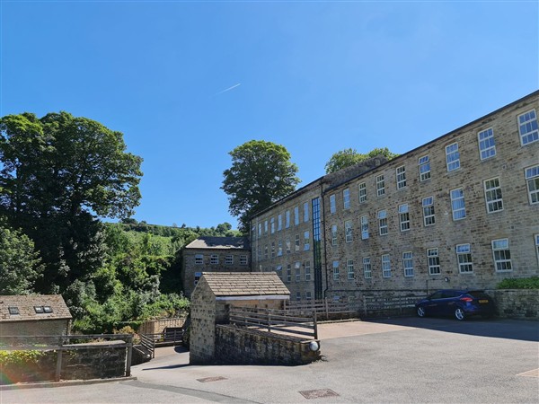 2 Bed Woodland Retreat - Garden & Free Parking in West Yorkshire