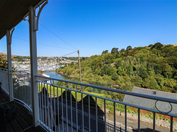 2 Inglewood Apartments, 