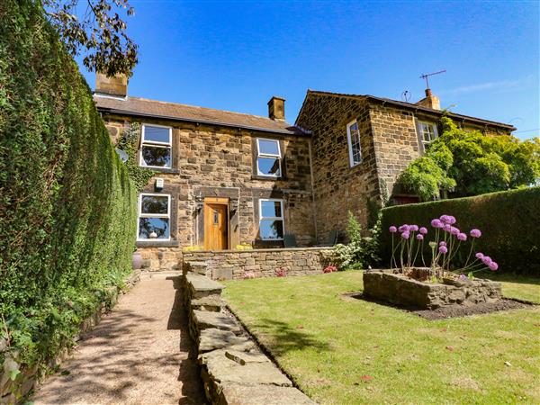 2 Snape Hill in Dronfield, Derbyshire