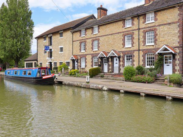 3 Canalside Cottages in Stoke Bruerne near Roade, Northamptonshire