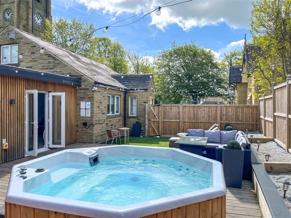 Ashgrove Leisure - Clock Tower Cottage in West Yorkshire