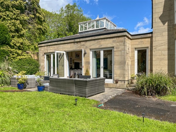 Ashgrove Leisure - Georgian Manor in West Yorkshire