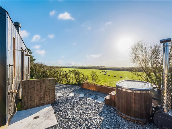 Bogee Farm Holiday Cottages - The Lookout in Cornwall