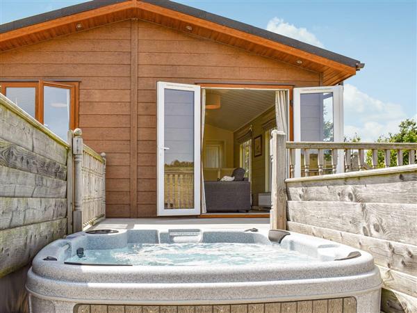 Buckland Lodge, Pentridge, Dorset with hot tub
