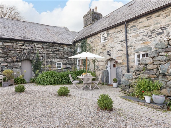 Bwthyn Canol in Gwynedd