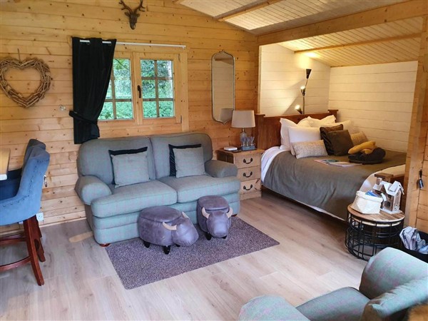 Cabin for 2 - Wood Burning Hot Tub & Fire in Lanarkshire