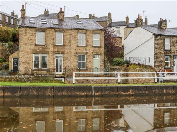 Canalside Cottage in North Yorkshire
