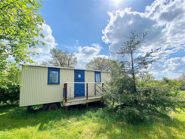 Chelworth Shepherds Huts - Clover Shepherds Hut in Wiltshire