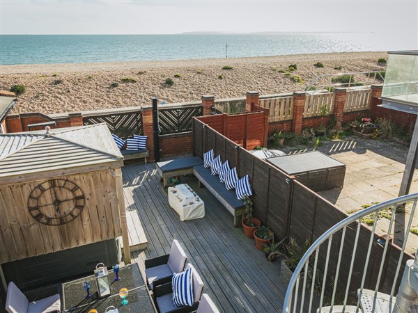 Cockles Beach House with hot tub in Hampshire