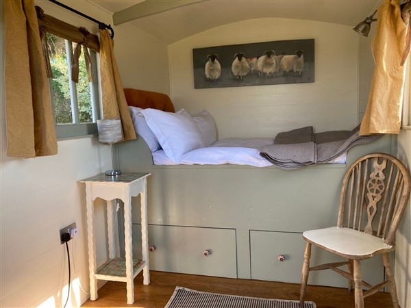 Cosy Shepherd's Hut in Gloucestershire