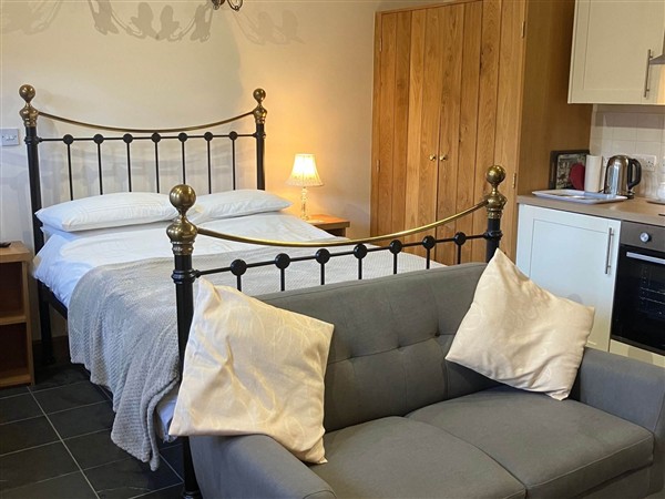 Cottage in Nuneaton - Sleeps 2 - Parking - Garden in Leicestershire