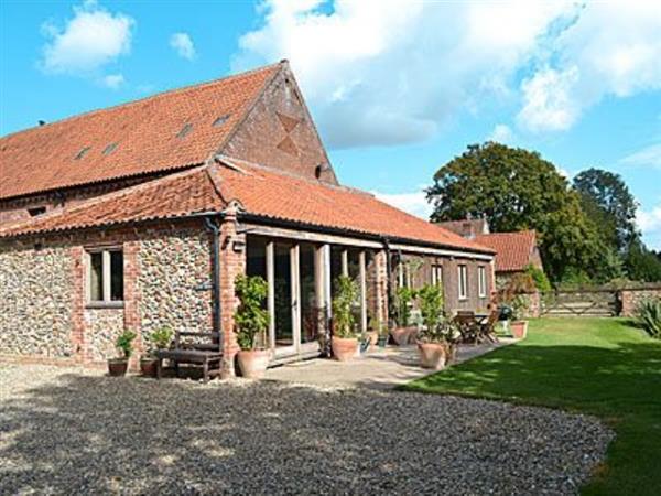 Dove Barn in Bale, Norfolk sleeps 8