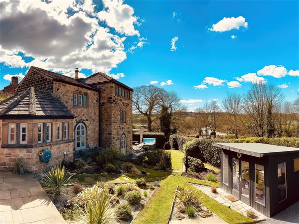 Dreamwood Cottage in Crigglestone near Newmillerdam, West Yorkshire