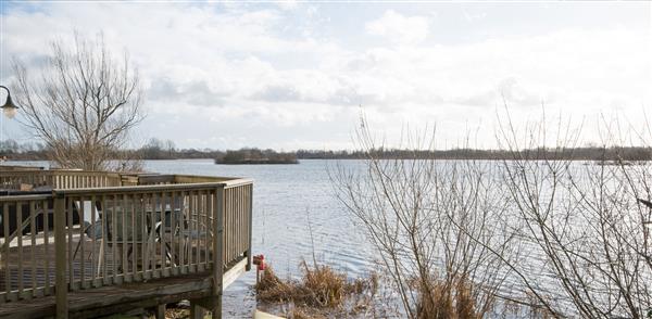 Driftwood Lake House in Cotswold Lakes, Gloucestershire