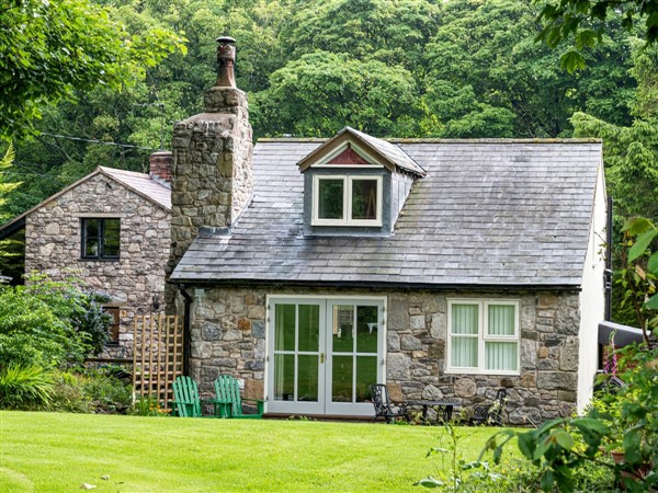 Foxglove Retreat in Clwyd