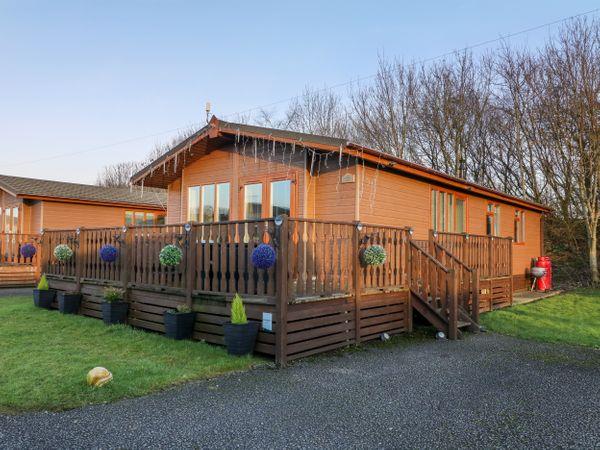 Gerrida Lodge (1033848) Pet Friendly in Borwick near Carnforth with hot ...