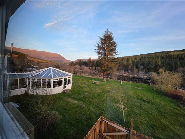 Highlands - River View - Apt - Sleeps 4 - Garden in Ross-Shire