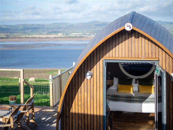 Hillside hot tub cabin with River Tay views in Fife
