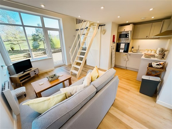 Honey Bee Cottage in Powys