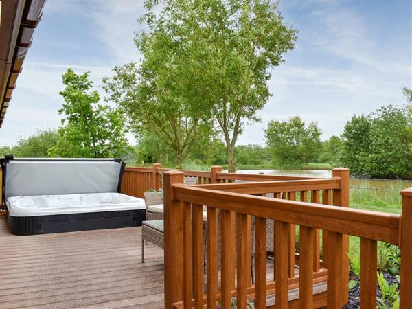 Lake View Lodge, Audlem, near Nantwich, Cheshire with hot tub