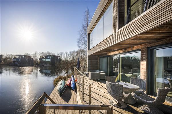 Lakefront Retreat in Gloucestershire