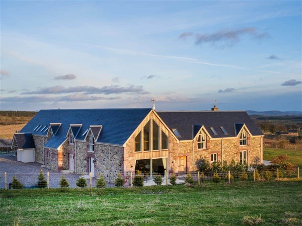 Lapwing Cottage in Logiealmond, near Crieff, Perthshire