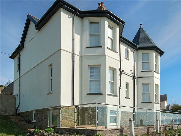 Lounge Holidays - Morwendon House in Gwynedd