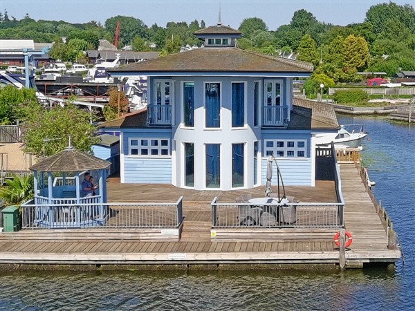 Norfolk Holiday Lodges - Flag House in Norfolk
