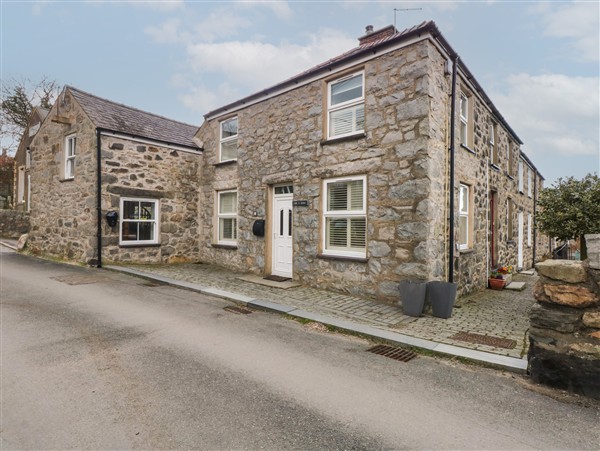 Pen-Y-Bont in Trefor, Gwynedd