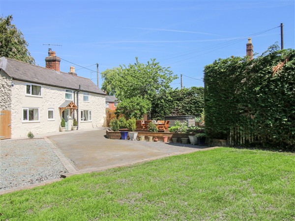 Pennal Cottage in Maesbury Marsh near Knockin, Shropshire