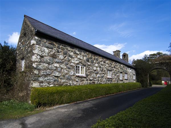 Rose Cottage in Pencaenewydd near Trefor, Gwynedd