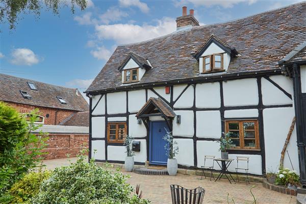 Secret Magpie in Hampton-in-Arden near Balsall Common, West Midlands