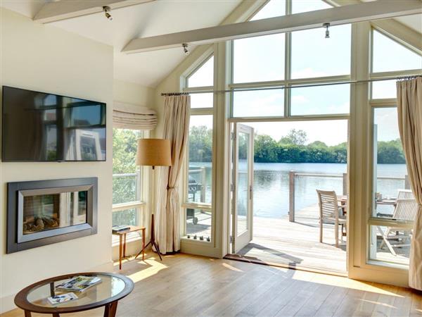 Shearwater Lake House in Cotswold Lakes, Gloucestershire