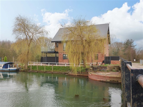Swing Bridge Cottage - North Humberside
