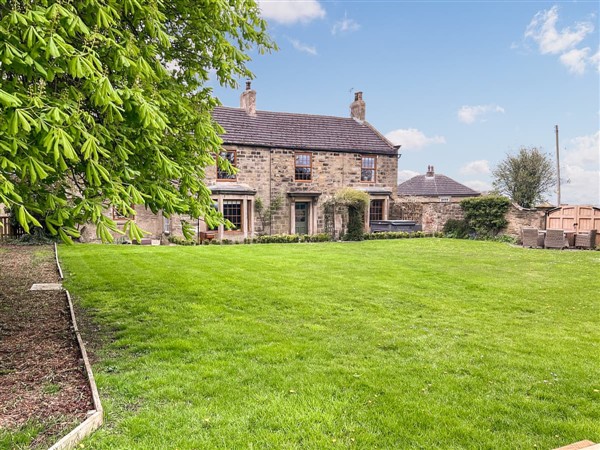 The Farmhouse, Featherstone, near Wakefield, West Yorkshire with hot tub