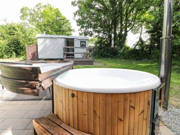 The Shepherds Hut, Chwilog with hot tub