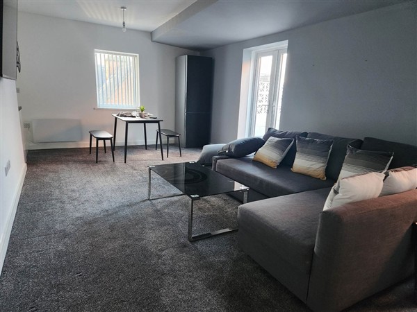 Town apartment with rooftop hot tub and views in Derbyshire