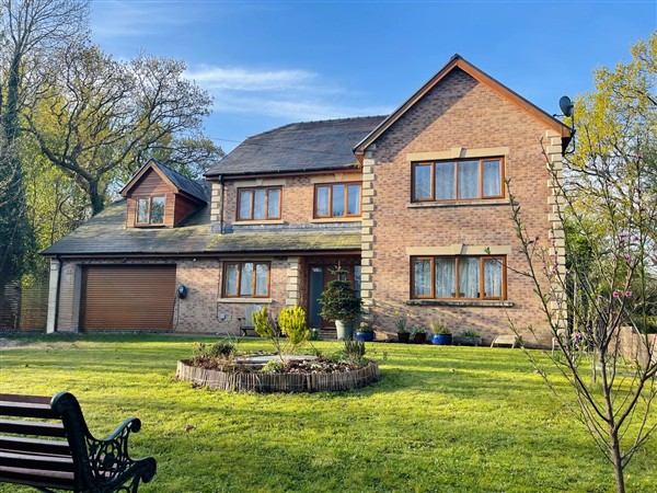 Ty-Gan Dderwen in Dyfed