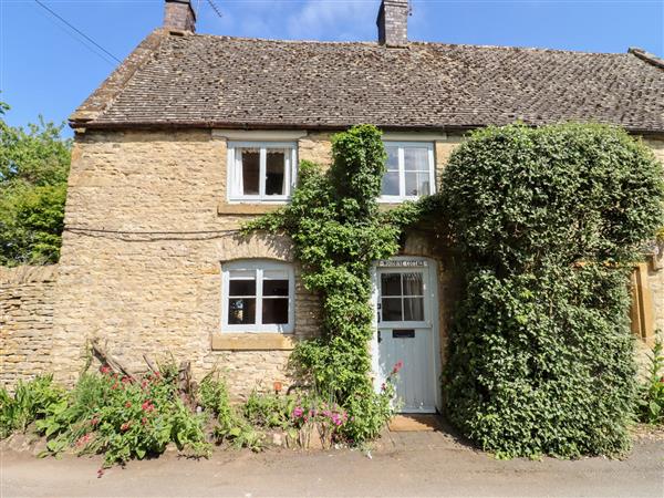 Woodbine Cottage in Donnington near Stow-On-The-Wold, Gloucestershire